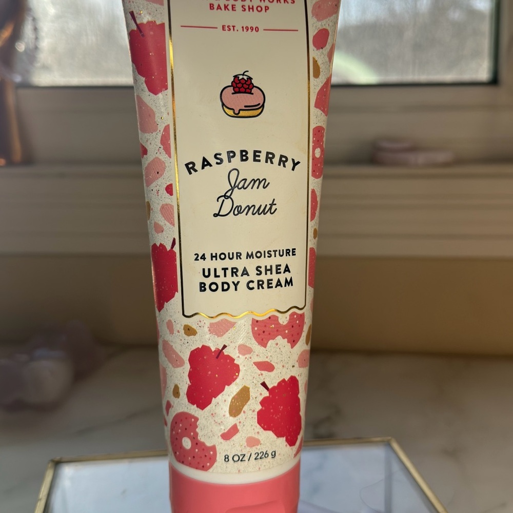 Bath & Body Works Strawberry Jam Donut Body Cream Unused